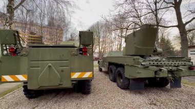 İki askeri araç birbirine yakın park edilmiş, etkileyici taktik tasarımı ve işlevselliği sergiliyorlar.