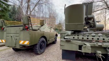 Birden fazla işlevsellikle birlikte sağlam tasarımlarını sergileyen çeşitli askeri araçların etkileyici bir görüntüsü.