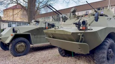 Yeşil giysili iki zırhlı araç silahlarını göstererek harekete hazır olduklarını gösteriyor.