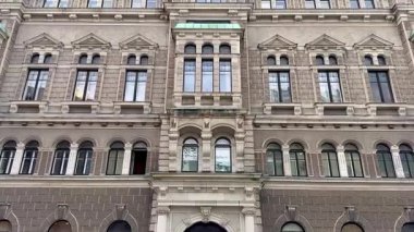 Bu tarihi binanın çarpıcı mimarisini karmaşık bir tasarım ve klasik stil ile keşfedin..