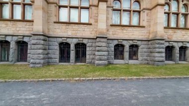 Pencerelerin ve giriş alanlarının güzelliğini vurgulayan, karmaşık taş mimarinin detaylı bir yakın plan görüntüsü