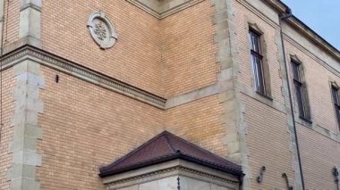Kesinlikle çarpıcı ve etkileyici bir manzara çarpıcı bir dış görünüşü ve klasik girişi olan tarihi bir mimariyi gözler önüne seriyor.