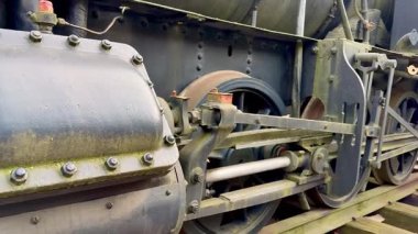 Bu, klasik buhar lokomotiflerinin, karmaşık motor bileşenlerinin ve makine sistemlerinin detaylı bir görüntüsü.