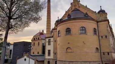 Günbatımında tarihi ve endüstriyel mimarinin büyüleyici bir harmanı çarpıcı bir görsel atmosfer yaratır.