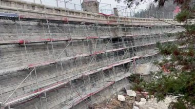 Köprüyü çevreleyen iskeleler, önemli inşaat ve bakım çalışmalarının devam ettiğini gösteriyor.