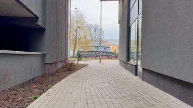 Zarif çağdaş yapılar arasına yerleşmiş huzurlu ve huzurlu bir yol. Şehir keşifleri için mükemmel.