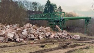 Enkaz ve makinelerin arasında yıkılan bir endüstriyel yapının rahatsız edici bir görüntüsü, yıkımın hikayesini anlatıyor.
