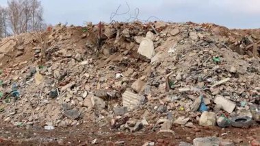 Atık yönetimi ile ilgili sorunları gösteren önemli bir inşaat enkazı yığını