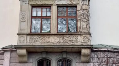 Karmaşık bir şekilde tasarlanmış ön cephe ve pencere sergisi çarpıcı klasik mimari güzelliği ayrıntılı olarak sergiliyor.