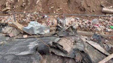 Hasarlı beton ve dağınık döküntülerin yer aldığı bir inşaat alanının sonrasını gösteren bir görüntü.