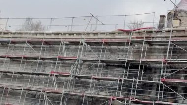 İnşaat iskelesi, mimari bir projede eğimli bir bina cephesinin inşasının desteklenmesi açısından hayati önem taşıyor.