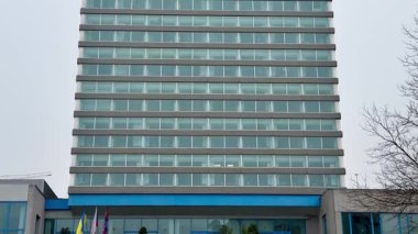 Çağdaş bir otel binası şık cam mimariyi şehir ortamında sergiliyor.