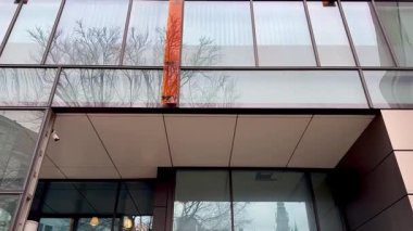 Yenilikçi tasarımında cam ve sıcak ahşabın eşsiz bir karışımını sergileyen çağdaş bir bina