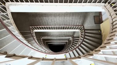 Zarif kıvrımlarını ve karmaşık tasarım detaylarını vurgulayan sarmal bir merdiven manzarası.