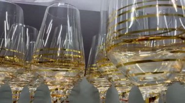 Bu cam kaplama altın aksanları, onu lüks yemekler ve zarif etkinlikler için mükemmel kılıyor.