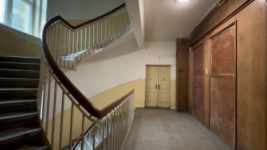 Eski bir binada klasik bir merdiven vardır. Sıcak, davetkar tonlarla birlikte zarif bir tasarım sergiler.