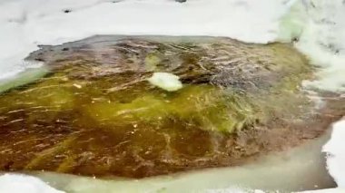 Buzun altında şelale gibi akan suyun çarpıcı görüntüsü güzelliği ve sunduğu kontrastı gözler önüne seriyor.