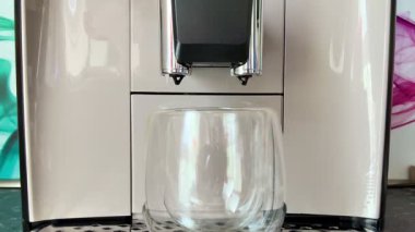 Pürüzsüz ve modern bir kahve makinesi en sevdiğiniz içeceği demlemeye hazır.