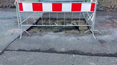 Bir çukur için belirlenmiş bir tamir alanı herhangi bir kazayı önlemek için güvenlik bariyeriyle işaretlendi.