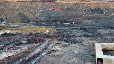 Kazı, not ve vakıf işleri gibi devam eden faaliyetleri gösteren aktif bir inşaat sahası