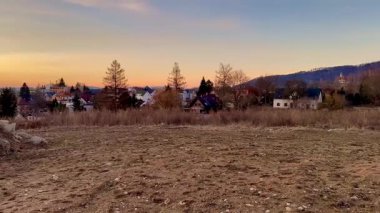 Büyüleyici bir günbatımı manzarası görkemli dağlar ve tuhaf bir köy, saf güzellikler sergiliyor.