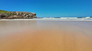 Güzel altın kumları, kristal berrak suları ve etrafını zarafetle çevreleyen yemyeşil bir plaj.