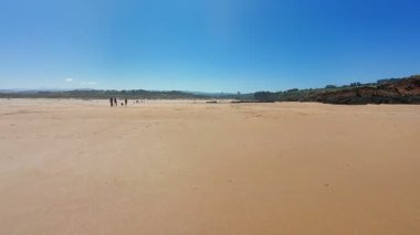 Yumuşak kumları, yumuşak dalgaları ve rahatlamak için mükemmel mavi gökyüzü olan sakin bir sahil.