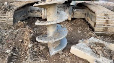 Ağır makinelere bağlı bir sondaj direğinin yakın görüntüsü, Dünya kazısının devam ettiğini gösteriyor.