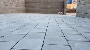 Temiz, iyi döşenmiş beton zemin ve sağlam beton blok duvarları olan geniş, boş bir oda.