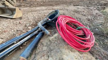 Kayalık arazide ustalıkla sergilenen çeşitli inşaat araçları, temel endüstri ekipmanlarını sergiliyor.