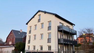 Huzurlu bir mahallede güzel bir balkonun bulunduğu çağdaş bir 3 katlı yerleşim yeri.