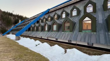 Bu yenilikçi bina, karlı bir zemine ayarlanmış geometrik pencerelere çarpan vitrinler sergiliyor