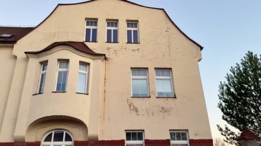 Bu, eşsiz mimari unsurlarını sergileyen sanatsal bir binanın ayrıntılı ve yakın plan görüntüsü.