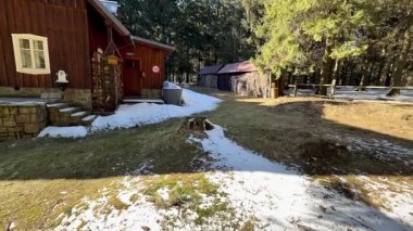 Uçsuz bucaksız, karla kaplı bir arazide yuva yapmış, sakin bir kış havası uyandıran pitoresk ve büyüleyici bir kulübe.