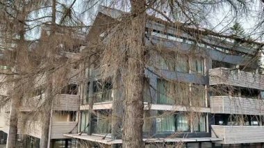 Çevresindeki doğal ortamla uyumlu olarak tasarlanmış şık ve modern bir bina.