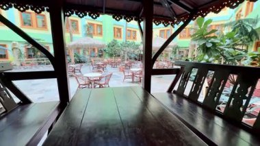 Büyüleyici bir çardak huzurlu bir atmosfer ve canlı bir açık hava yemek alanı manzarası sunar.