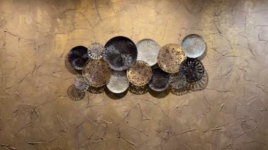 Güzel dekoratif tabakların bu eşsiz düzeni yenilikçi ve çağdaş bir duvar sanatı eseri oluşturuyor.