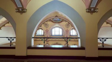 Nefis ve zarif bir iç mekan. El yapımı kemerler ve karmaşık duvar tasarımları.