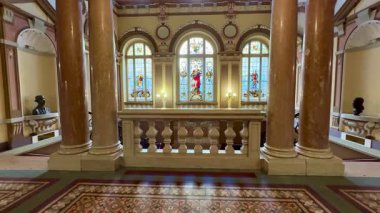 Çarpıcı iç mekan nefes kesici vitraylı camlar, büyük sütunlar ve sanatsal özellikler sergileyen karmaşık motifler içeriyor.