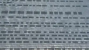 Modern bir modern cam bina cephesi güzel bir şekilde gösterilir karmaşık geometrik desenler ve yansımalar