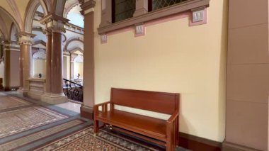 Tasarımda büyüleyici bir mimari sergileniyor. Büyüleyici tarihi bir binada ahşap bir bank güzel işlenmiş.