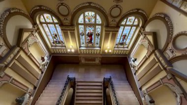 Şaşılacak derecede güzel bir merdiven manzarası var süslü vitraylı pencereler sergileniyor.