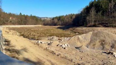 Çakıl taşları ve toprak işlerinin doğal ortamında çarpıcı bir şekilde değiştiği hava manzarası.