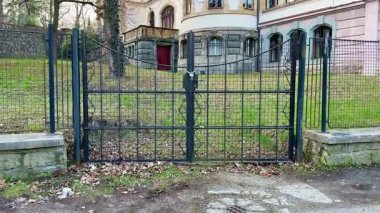 Tarihi bir malikanenin güzelliğini ve çarpıcı mimari detaylarını resimli bir ortamda keşfedin..