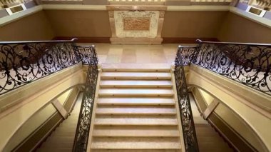 Çarpıcı bir merdiven. Karmaşık işlenmiş demir parmaklıklar ve güzel vitraylarla süslenmiş.