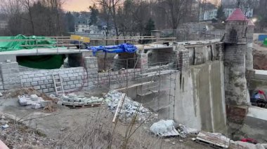 Görünür malzeme ve yapılara sahip bir inşaat alanı akşam karanlığında güzel bir şekilde aydınlatılır.