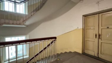 Bu şık merdiven güzel klasik kapılar sergiliyor ve bol, sıcak doğal ışıkla dolu.