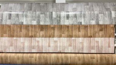 Zarif ahşaptan çarpıcı taş efektlerine kadar çeşitli döşeme tasarımları keşfedin, modern iç mekanlar için ideal.