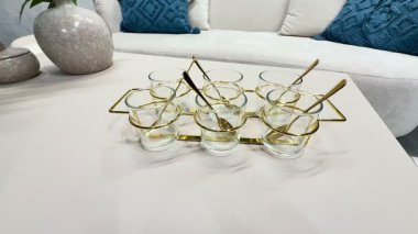 Altın bir kabın içindeki bu şık cam kase aperatifler ya da toplantılarda tatlılar için mükemmeldir.