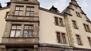 Zarif bir mimari mücevher. Tasarımlar sergileniyor. Güzel klasik pencerelerle birlikte.